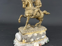 Verkoperd messing beeld van een valkenier te paard - afbeelding 1 van  5
