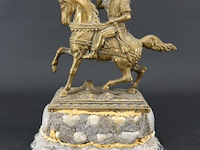 Verkoperd messing beeld van een valkenier te paard - afbeelding 2 van  5