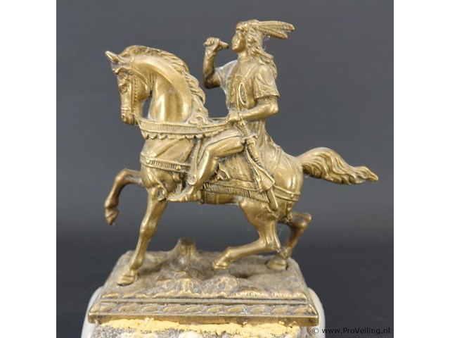 Verkoperd messing beeld van een valkenier te paard - afbeelding 3 van  5