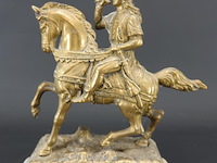 Verkoperd messing beeld van een valkenier te paard - afbeelding 3 van  5