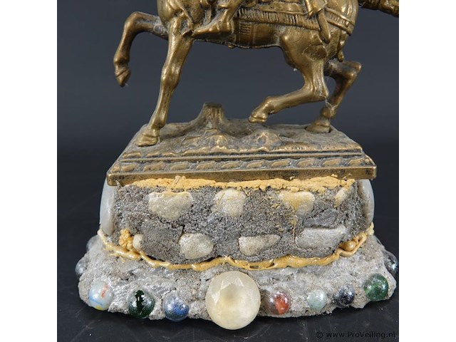 Verkoperd messing beeld van een valkenier te paard - afbeelding 4 van  5