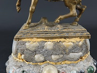 Verkoperd messing beeld van een valkenier te paard - afbeelding 4 van  5