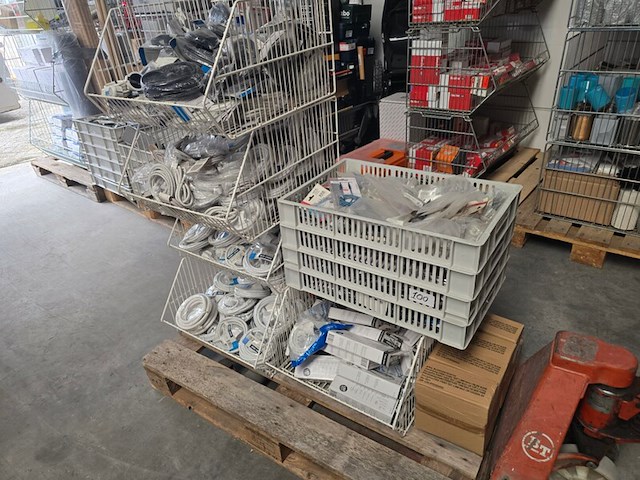 Verlengkabels, stereokabel en diverse in grijpmanden elektra, partij - afbeelding 5 van  13