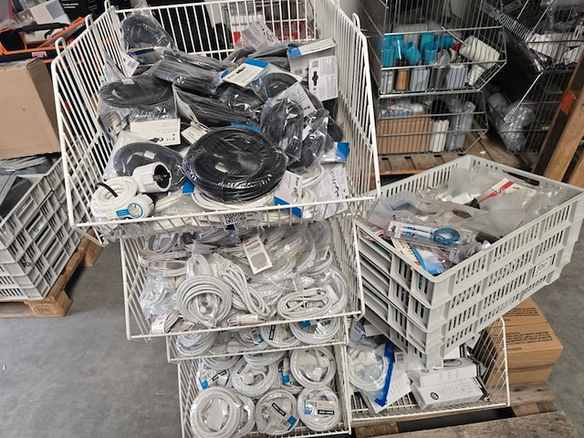 Verlengkabels, stereokabel en diverse in grijpmanden elektra, partij - afbeelding 1 van  13