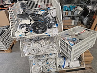 Verlengkabels, stereokabel en diverse in grijpmanden elektra, partij - afbeelding 1 van  13