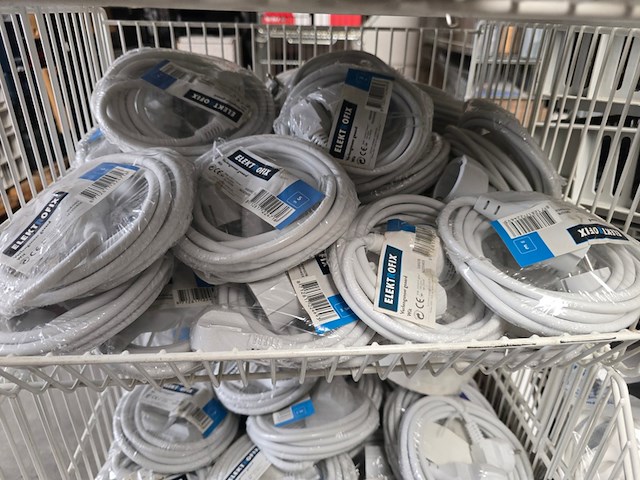 Verlengkabels, stereokabel en diverse in grijpmanden elektra, partij - afbeelding 8 van  13