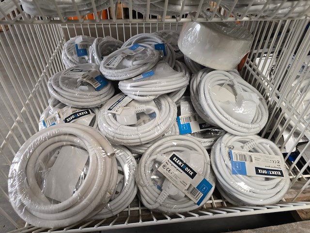 Verlengkabels, stereokabel en diverse in grijpmanden elektra, partij - afbeelding 9 van  13