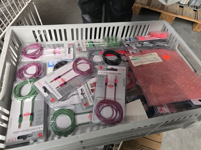 Verlengkabels, stereokabel en diverse in grijpmanden elektra, partij - afbeelding 10 van  13