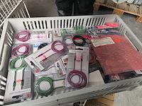 Verlengkabels, stereokabel en diverse in grijpmanden elektra, partij - afbeelding 10 van  13
