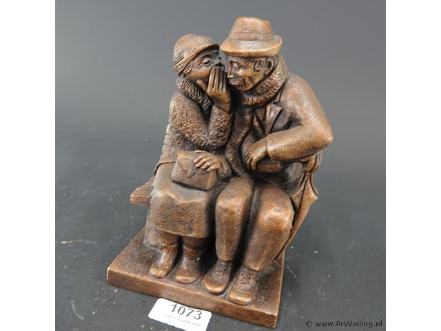 Verliefde opa en oma op bankje - afbeelding 1 van  5