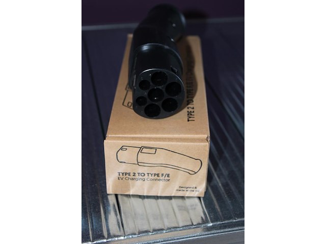 Verloopstekker / adapter metron ac01. type 2 naar schuco (230v). laadpaal gebruiken als stopcontact. - afbeelding 2 van  3