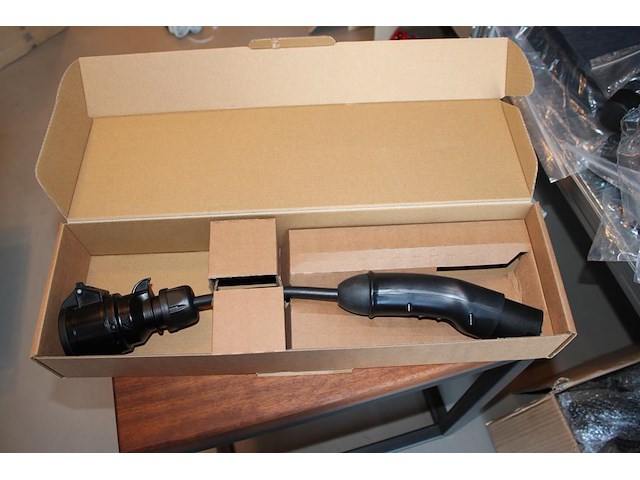 Verloopstekker / adapter metron ac03. type 2 naar cee16 (krachtstroom). auto accu gebruiken als cee16 wcd. - afbeelding 1 van  2