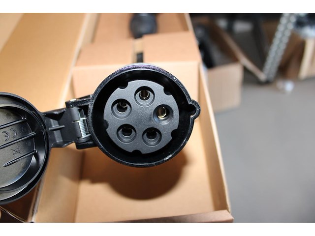 Verloopstekker / adapter metron ac03. type 2 naar cee16 (krachtstroom). auto accu gebruiken als cee16 wcd. - afbeelding 2 van  2