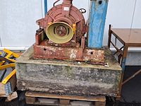 Vermogentester op betonvoet