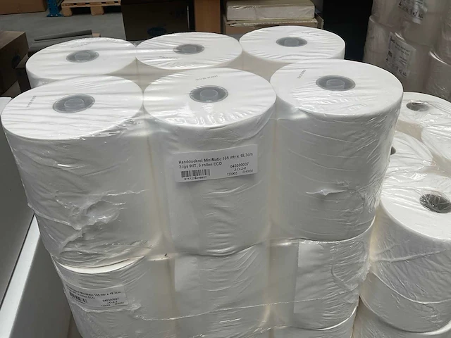 Verpakking á 6 stuks minimatic 165mtr x 18.3cm handdoekrol (9x) - afbeelding 2 van  2