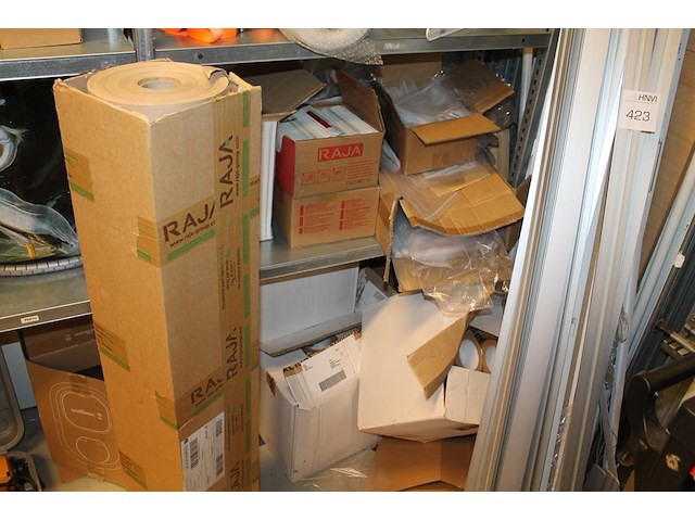 Verpakkingsmaterialen w.o. tape, noppenfolie, zip-zakken en opvulmateriaal. - afbeelding 1 van  7