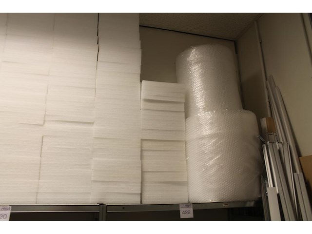 Verpakkingsmaterialen w.o. tape, noppenfolie, zip-zakken en opvulmateriaal. - afbeelding 2 van  7