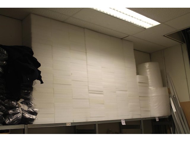Verpakkingsmaterialen w.o. tape, noppenfolie, zip-zakken en opvulmateriaal. - afbeelding 3 van  7