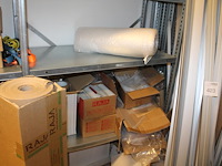 Verpakkingsmaterialen w.o. tape, noppenfolie, zip-zakken en opvulmateriaal. - afbeelding 4 van  7