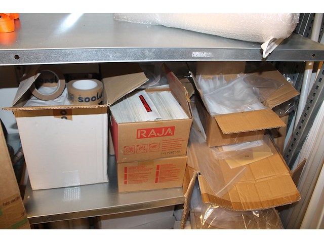 Verpakkingsmaterialen w.o. tape, noppenfolie, zip-zakken en opvulmateriaal. - afbeelding 6 van  7