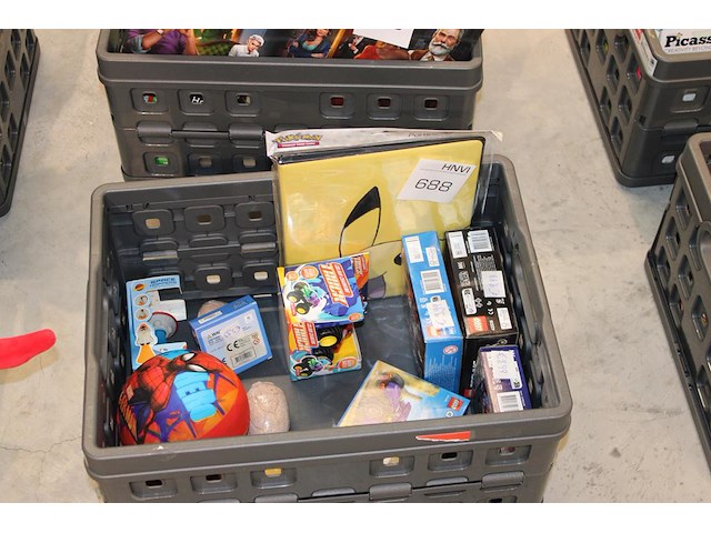 Verrassingskrat met divers speelgoed. - afbeelding 1 van  2