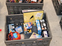 Verrassingskrat met divers speelgoed. - afbeelding 1 van  2