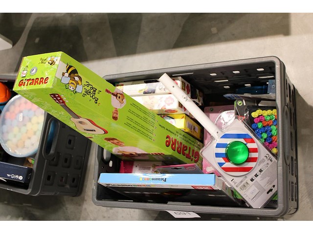 Verrassingskrat met divers speelgoed. - afbeelding 2 van  2