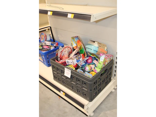Verrassingskrat met diverse speelgoed - afbeelding 2 van  2