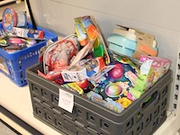 Verrassingskrat met diverse speelgoed - afbeelding 2 van  2
