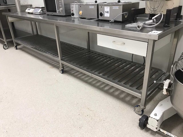 Verrijbare rvs werktafel - afbeelding 1 van  3
