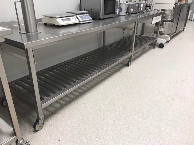 Verrijbare rvs werktafel - afbeelding 2 van  3