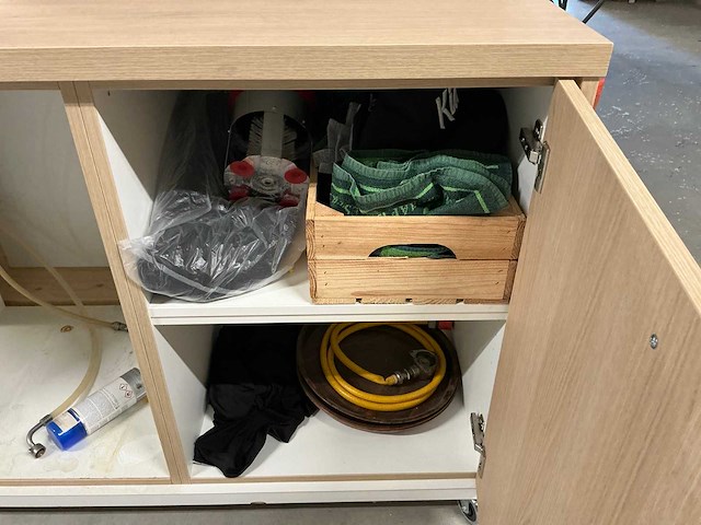 Verrijdbaar barmeubel met tap - afbeelding 5 van  6