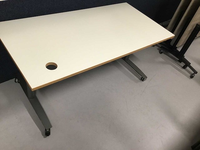 Verrijdbaar bureau met kabelgat (3x) - afbeelding 1 van  4