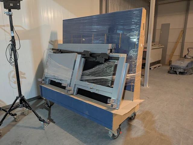 Verrijdbaar houten transportkar met diverse metalen profielen - afbeelding 1 van  6