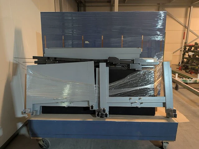 Verrijdbaar houten transportkar met diverse metalen profielen - afbeelding 2 van  6