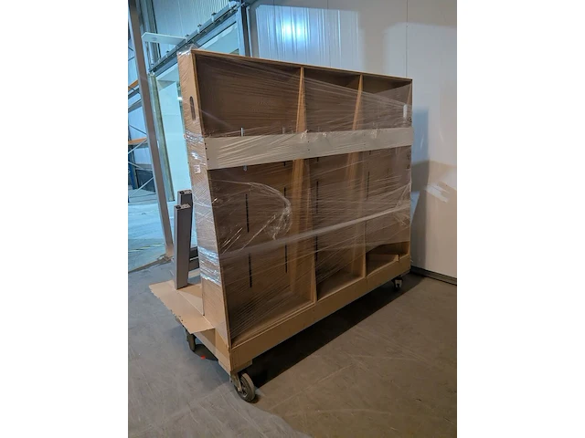 Verrijdbaar houten transportkar met diverse metalen profielen - afbeelding 3 van  6