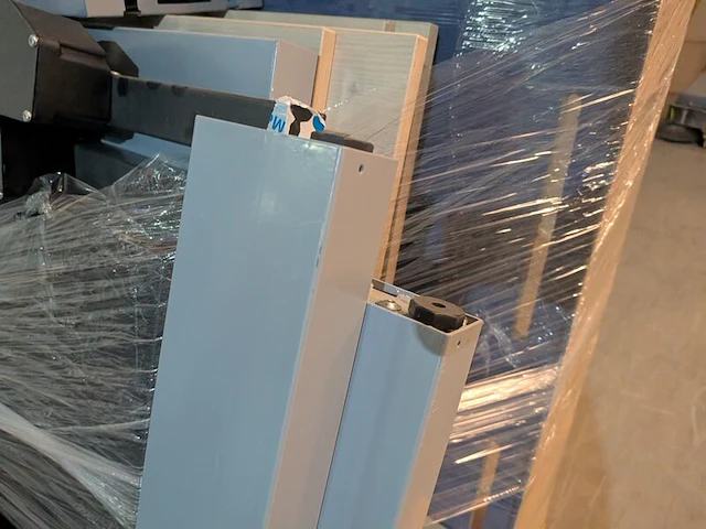 Verrijdbaar houten transportkar met diverse metalen profielen - afbeelding 4 van  6