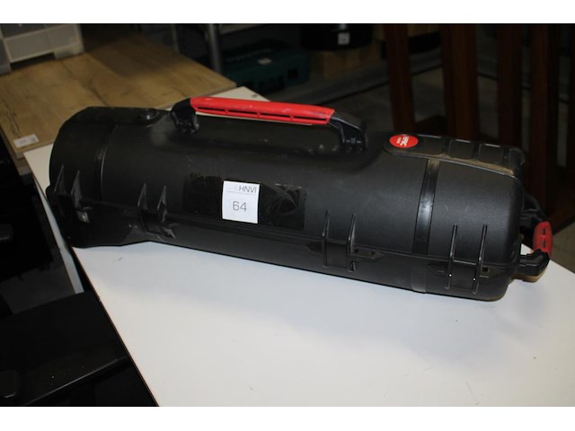 Verrijdbaar kunststof flightcase met lengte 98 cm en doorsnede 30 cm. - afbeelding 1 van  2