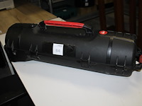 Verrijdbaar kunststof flightcase met lengte 98 cm en doorsnede 30 cm. - afbeelding 1 van  2