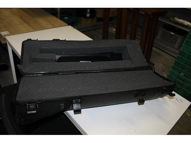 Verrijdbaar kunststof flightcase met lengte 98 cm en doorsnede 30 cm. - afbeelding 2 van  2
