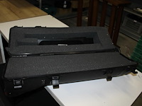 Verrijdbaar kunststof flightcase met lengte 98 cm en doorsnede 30 cm. - afbeelding 2 van  2