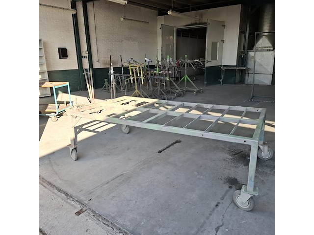 Verrijdbaar metalen frame - afbeelding 1 van  4
