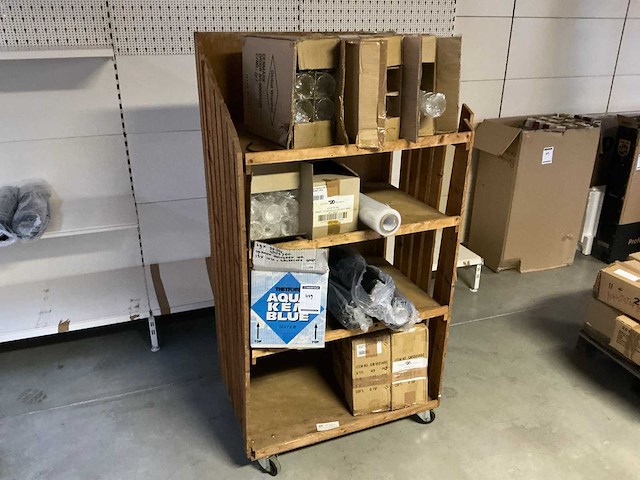 Verrijdbaar meubel met diverse inhoud - afbeelding 1 van  10