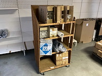 Verrijdbaar meubel met diverse inhoud - afbeelding 1 van  10