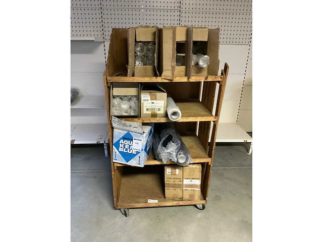 Verrijdbaar meubel met diverse inhoud - afbeelding 3 van  10