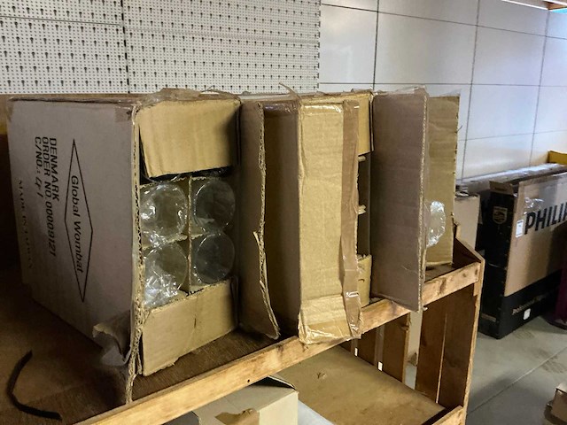 Verrijdbaar meubel met diverse inhoud - afbeelding 4 van  10