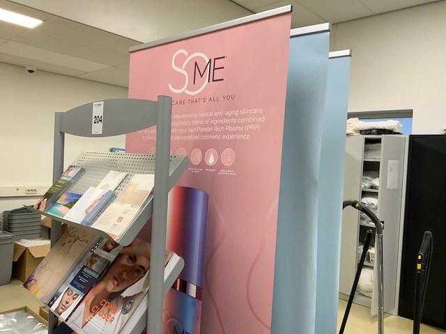 Verrijdbaar presentatie rek en banners - afbeelding 1 van  8