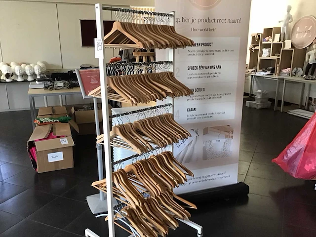Verrijdbaar rek met houten kledinghangers - afbeelding 1 van  4