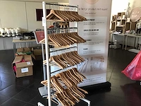 Verrijdbaar rek met houten kledinghangers