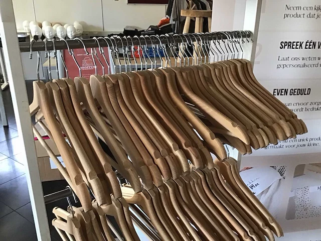 Verrijdbaar rek met houten kledinghangers - afbeelding 2 van  4